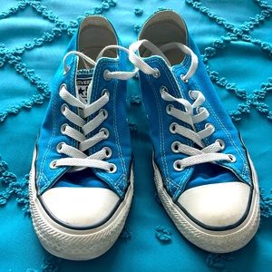 Women’s Converse. Blue. Size 8. Great condition!